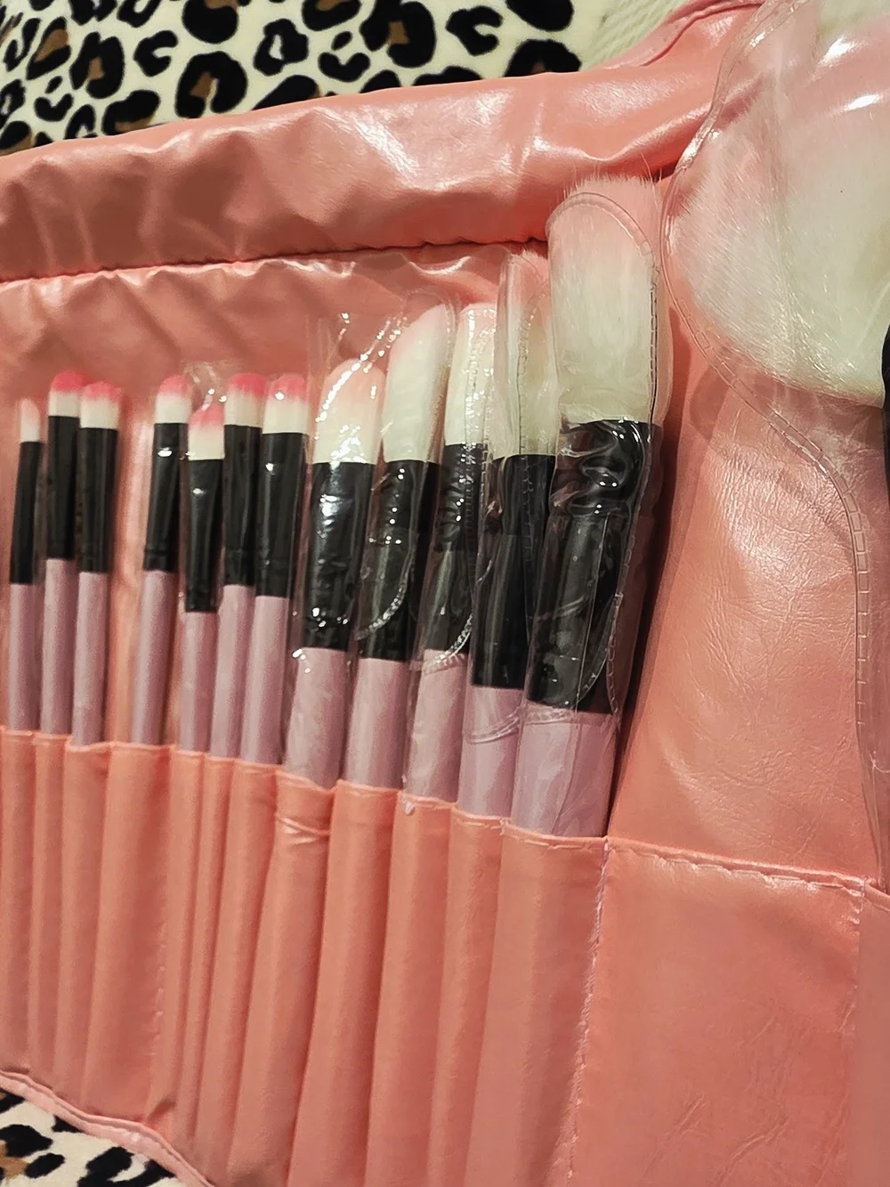 NEW 32-Piece Makeup Brush Set with Roll-Up Case